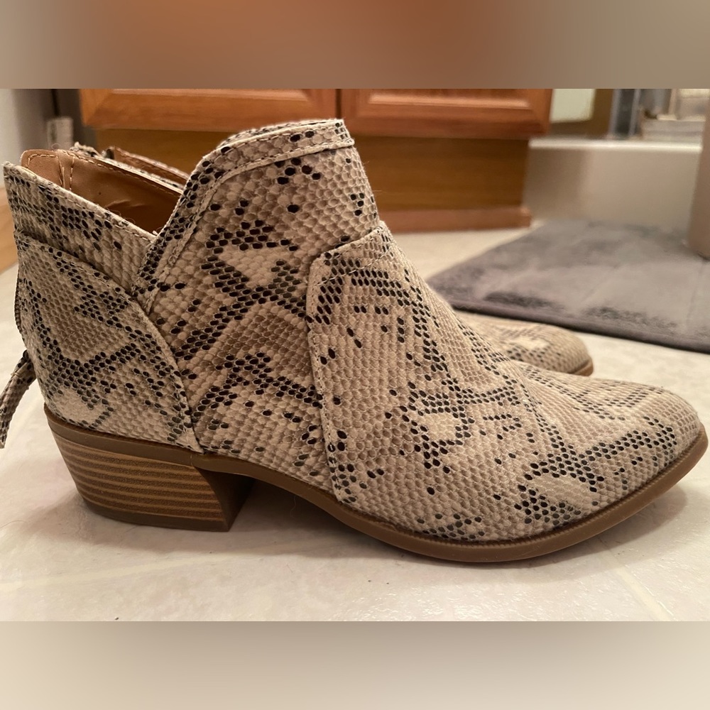 Perfect condition size 7 snakeskin booties